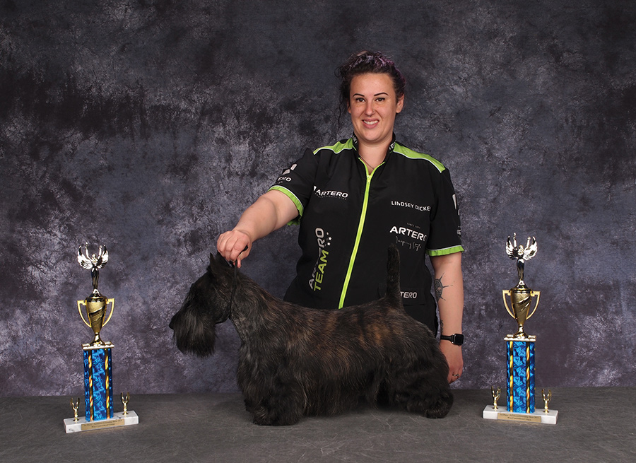 Lindsey Dicken posing with a black dog